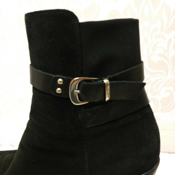 Aquatalia Black Suede Stretch Ankle Boots Womens 9.5 Heels Buckle Side Zip - Picture 3 of 12